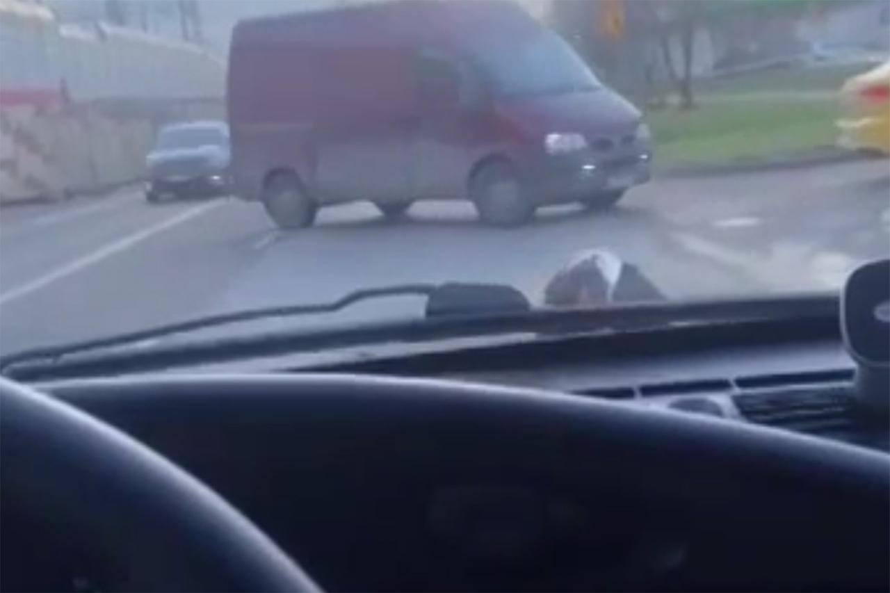 Столичных водителей предупредили об опасности из-за плачущей женщины