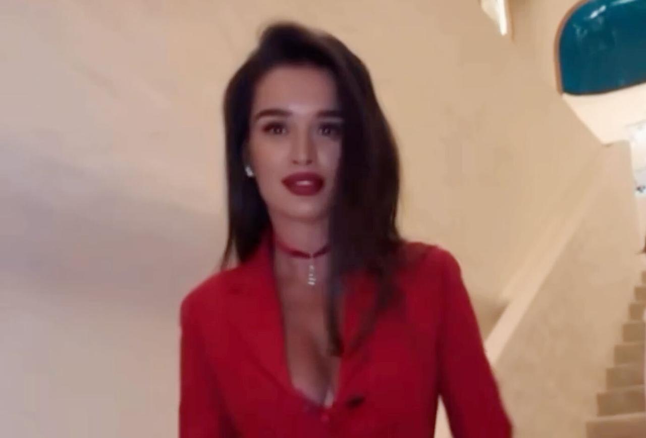 Ксения Бородина в наряде с глубоким декольте восхитила россиян