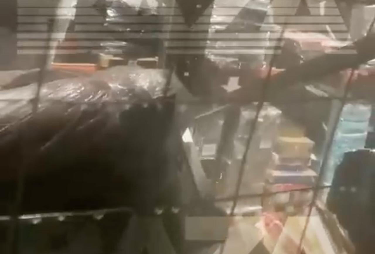 Затопленные товары на складе Wildberries попали на видео