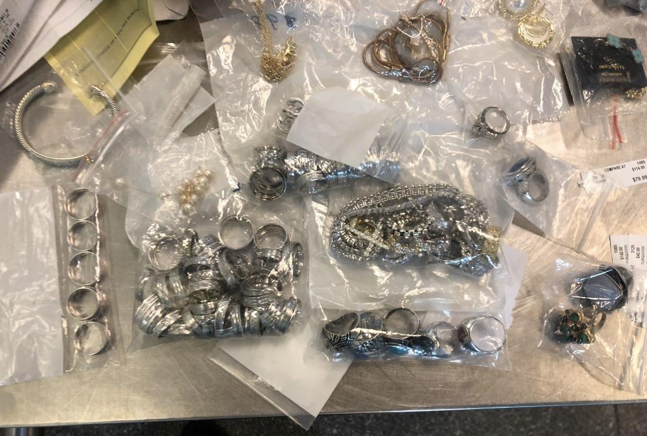 Контрабанду украшений Cartier с синтетическими алмазами пресекли во Внуково