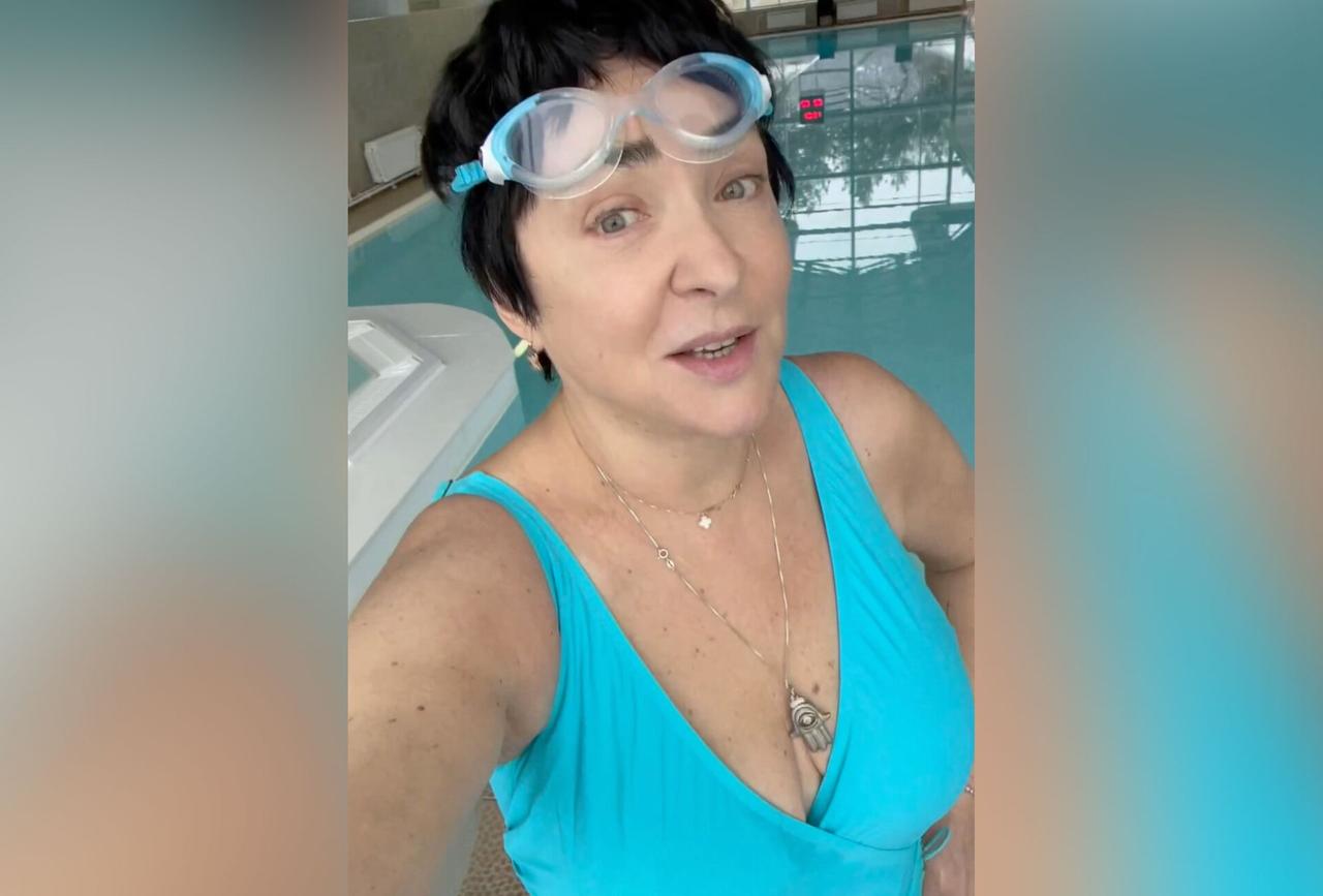 60-летняя Лолита записала видео в купальнике