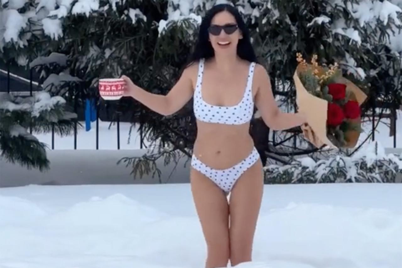 Ольга Серябкина прошлась в купальнике и валенках по заснеженной улице