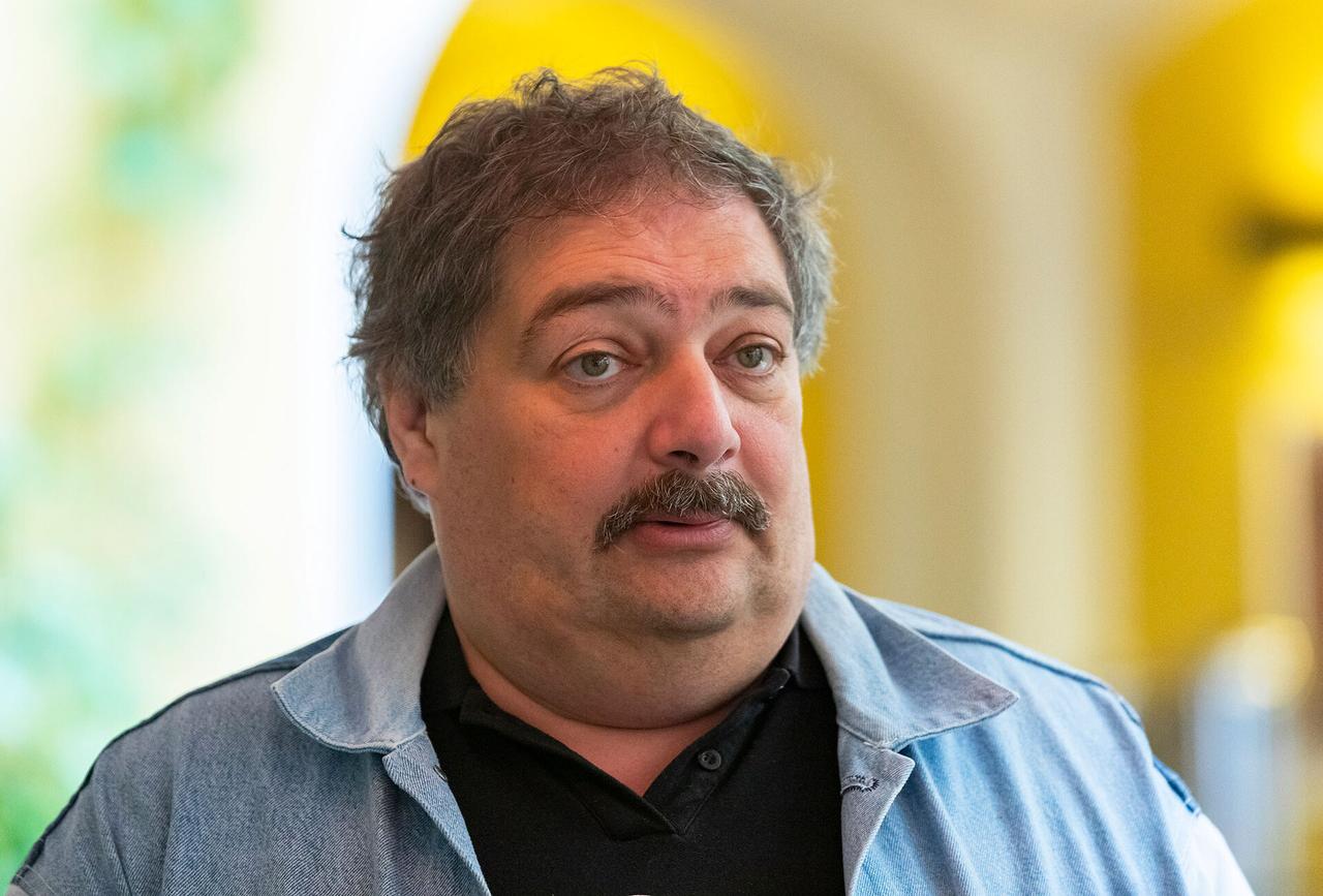 Писателя Дмитрия Быкова могут лишить квартир в Москве