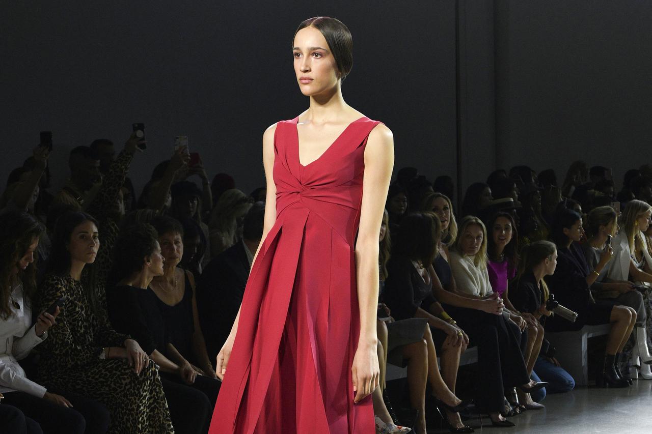 Историк моды Васильев назвал актуальные для празднования Нового года платья