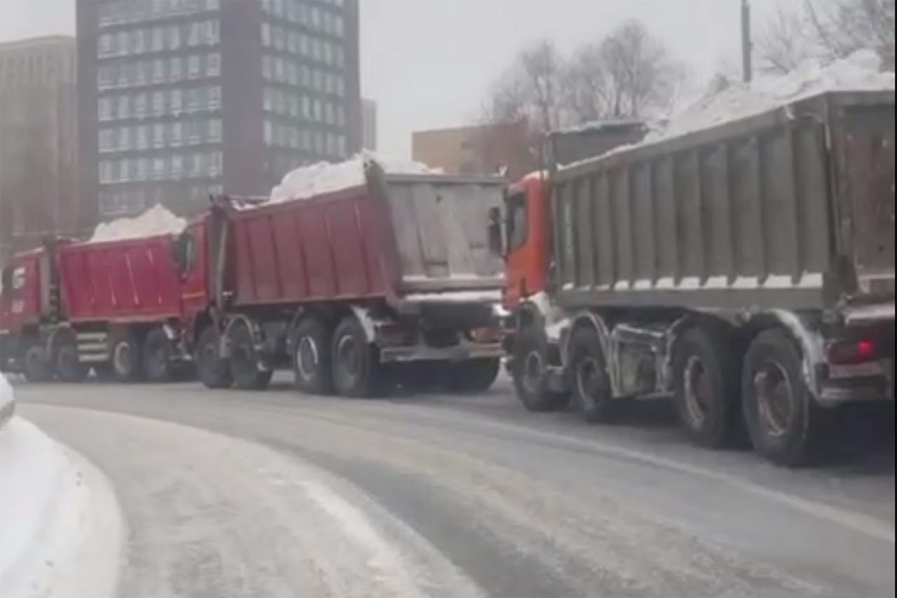 В Москве пробка из десятков грузовиков со снегом попала на видео