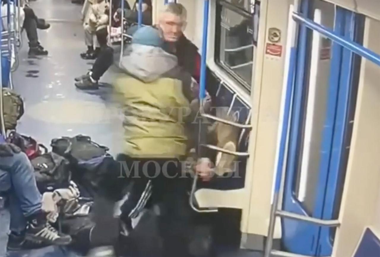 Нападение мужчины с ножом на пассажира столичного метро попало на видео