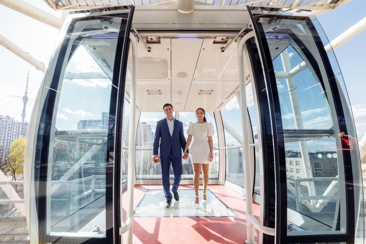 «У нас мужчины могут заплакать…» Сотрудница московского ЗАГСа — о столичных молодоженах и самых необычных свадьбах