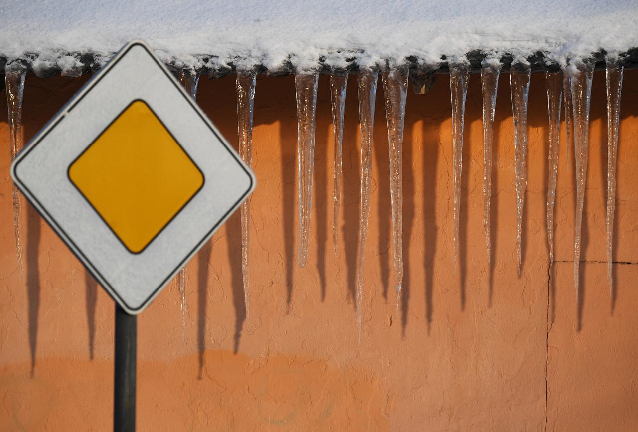 Автоюрист рассказал о выплатах за поврежденный упавшими сосульками автомобиль