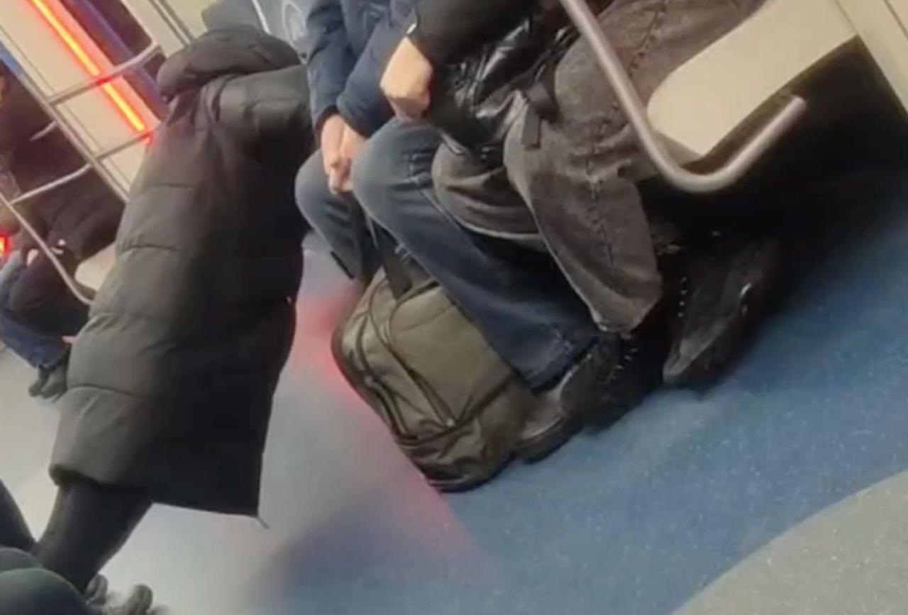 «Подготовка к борьбе за яйца на оливье» в московском метро попала на видео