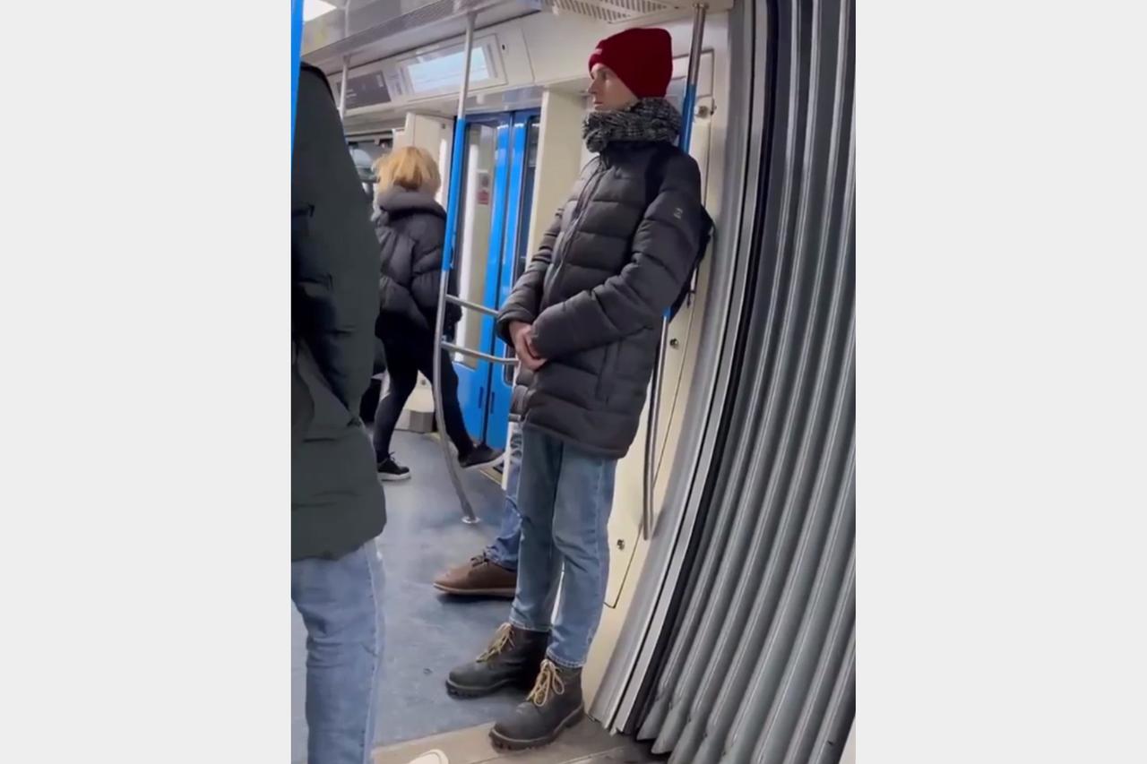 Танцы москвички в вагоне метро попали на видео и рассмешили пользователей сети