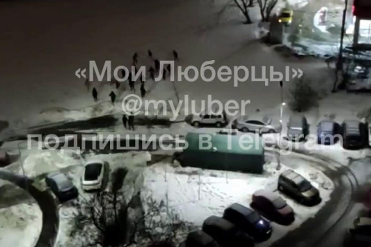 Драка в подмосковном дворе попала на видео