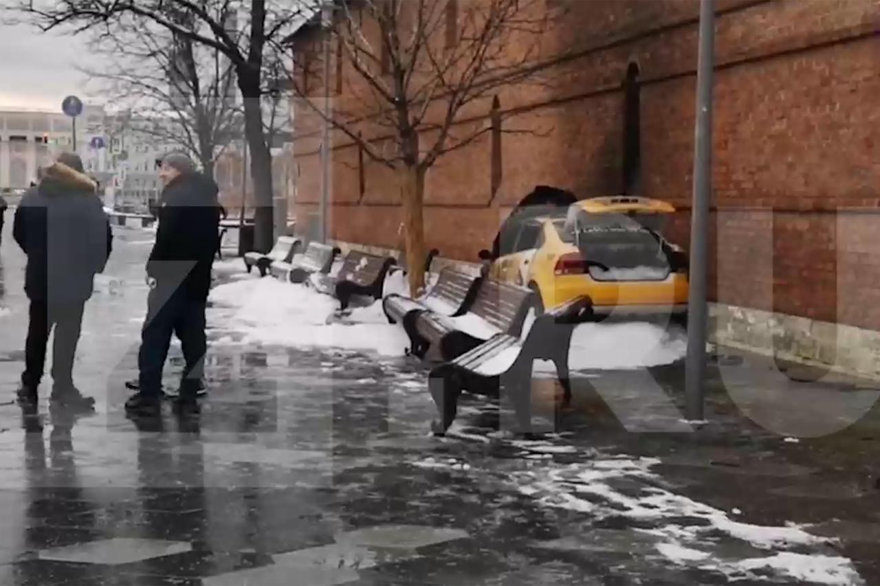 Иномарка врезалась в Китайгородскую стену в центре Москвы и загорелась