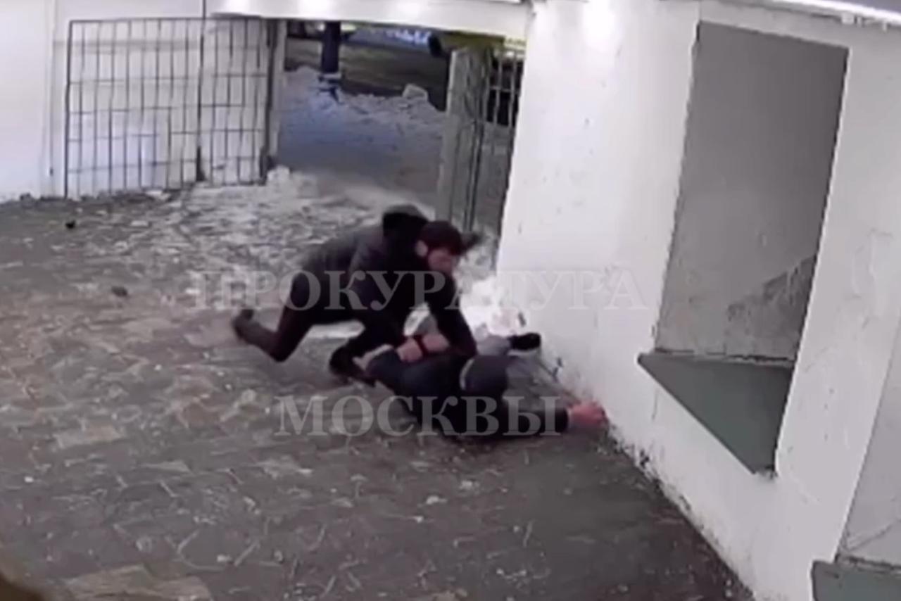 Драка мужчин за телефон в центре Москвы попала на видео