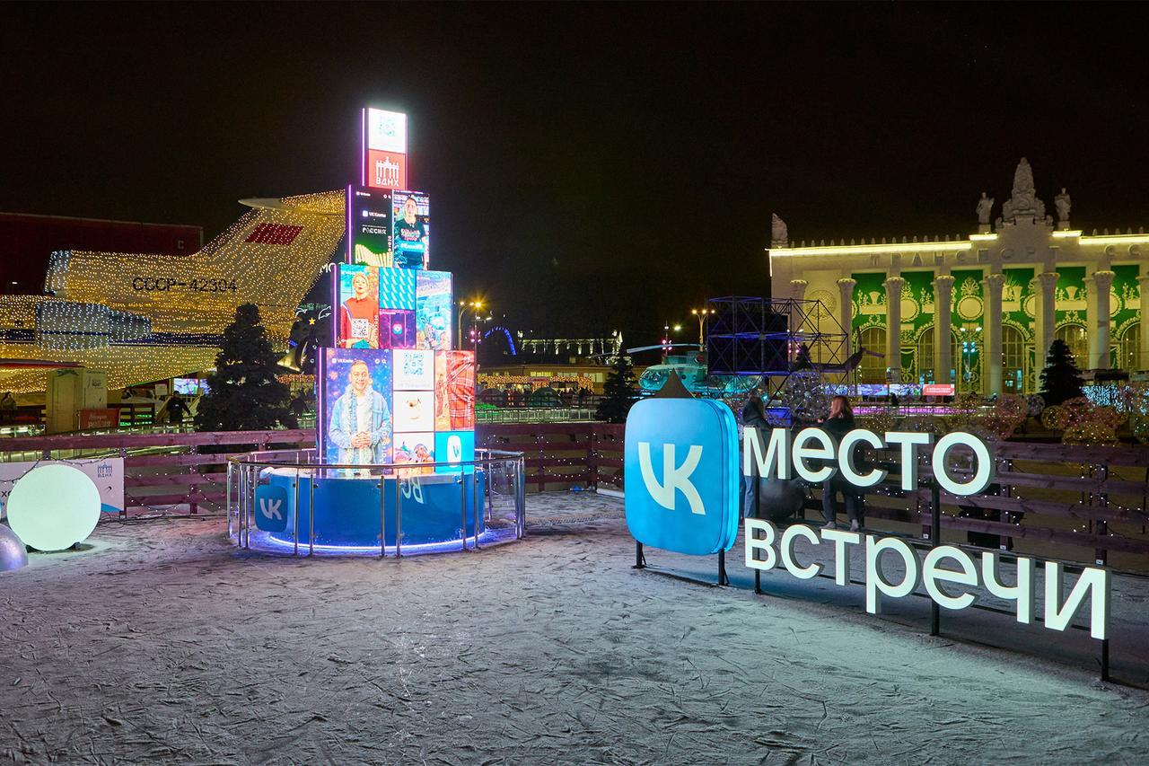 На ВДНХ появилась мультимедийная елка