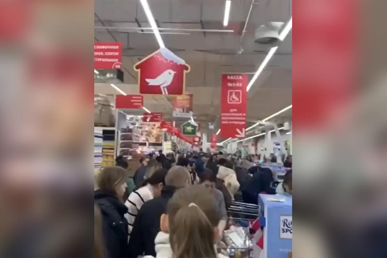 Очередь в столичном гипермаркете перед Новым годом попала на видео
