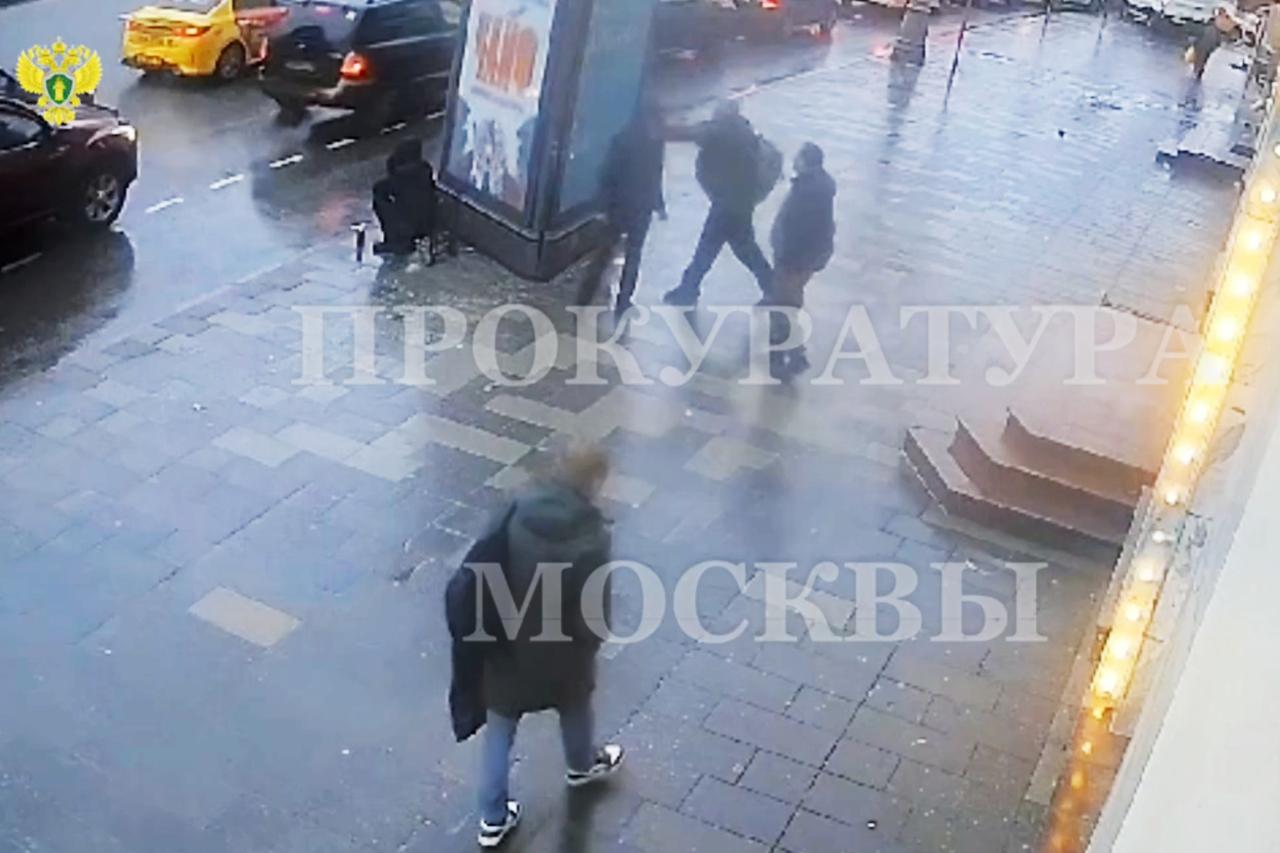 Жестокое избиение мужчины в центре Москвы попало на видео