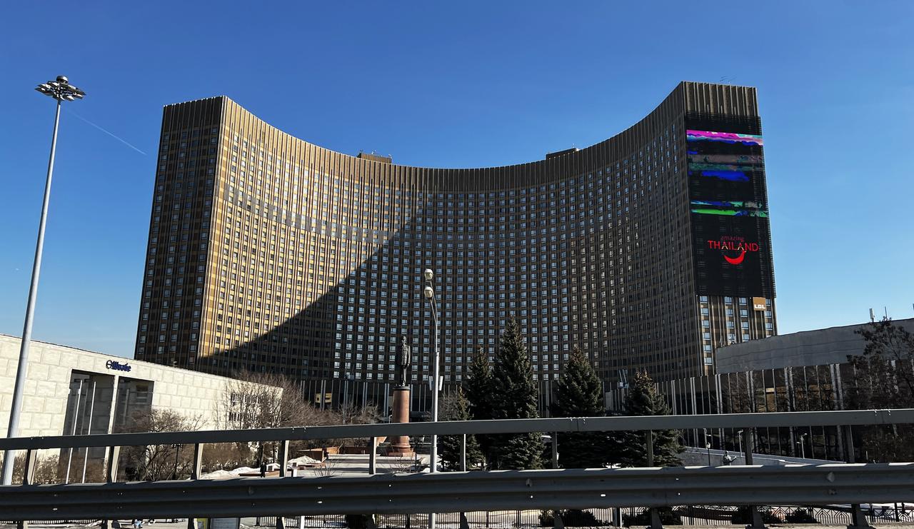 Москвичка упала с пандуса гостиницы «Космос» и сломала позвоночник