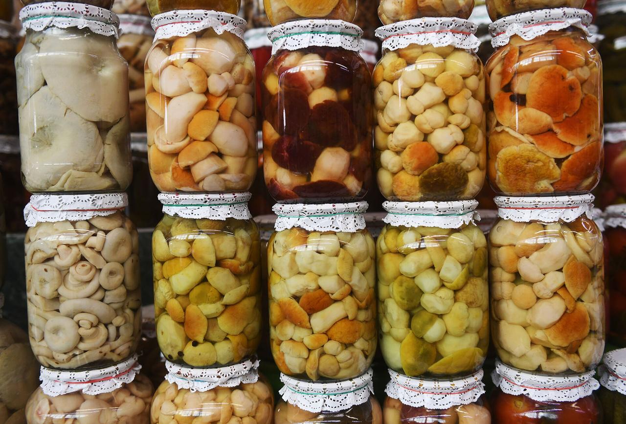 Токсиколог предупредил об опасности домашних консервов