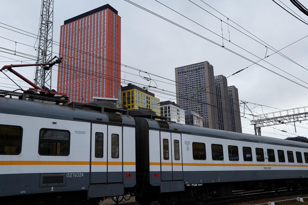 Поезд насмерть сбил двух человек в Москве