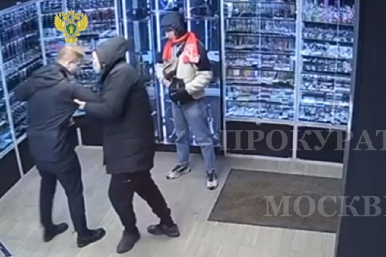 Ограбление покупателя магазина с помощью штопора в Москве попало на видео