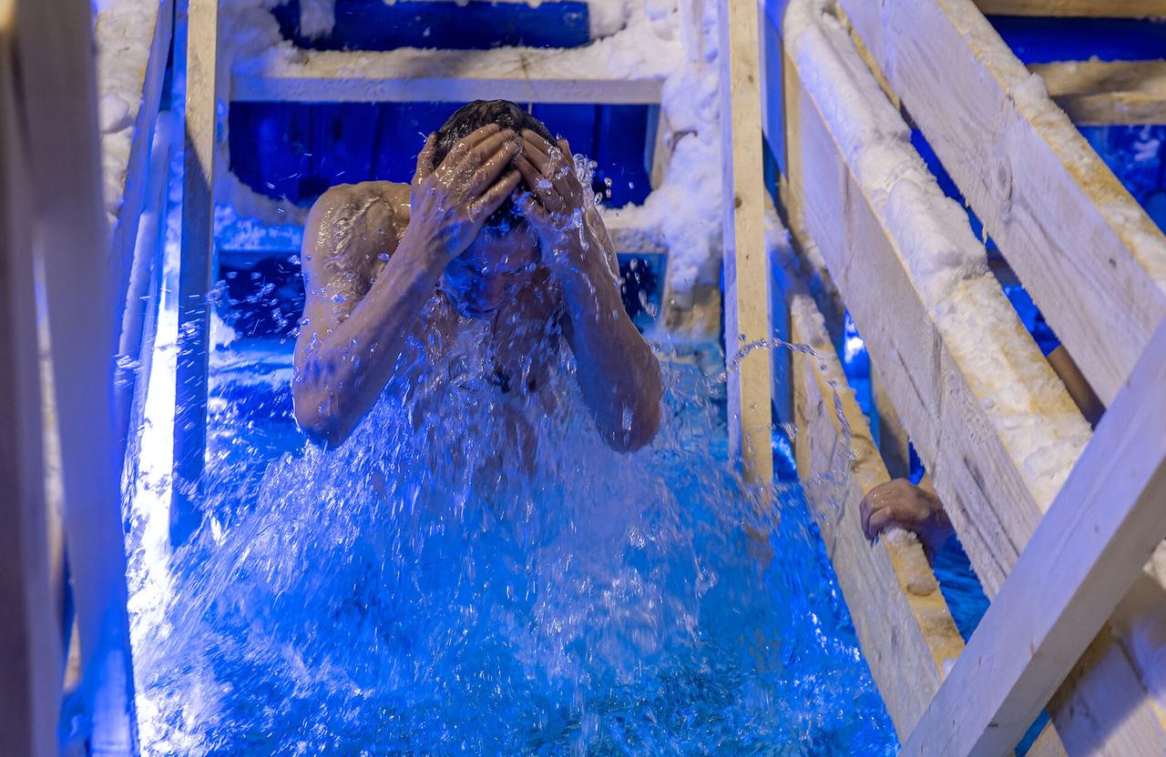 Доктор Мясников заявил об опасности ныряния в прорубь раз в год