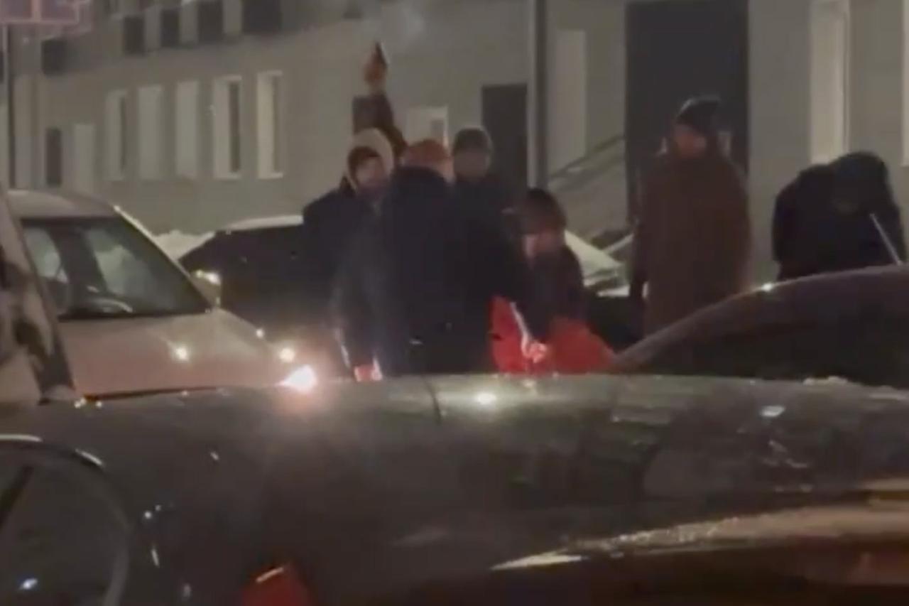 Драка со стрельбой в подмосковном дворе попала на видео