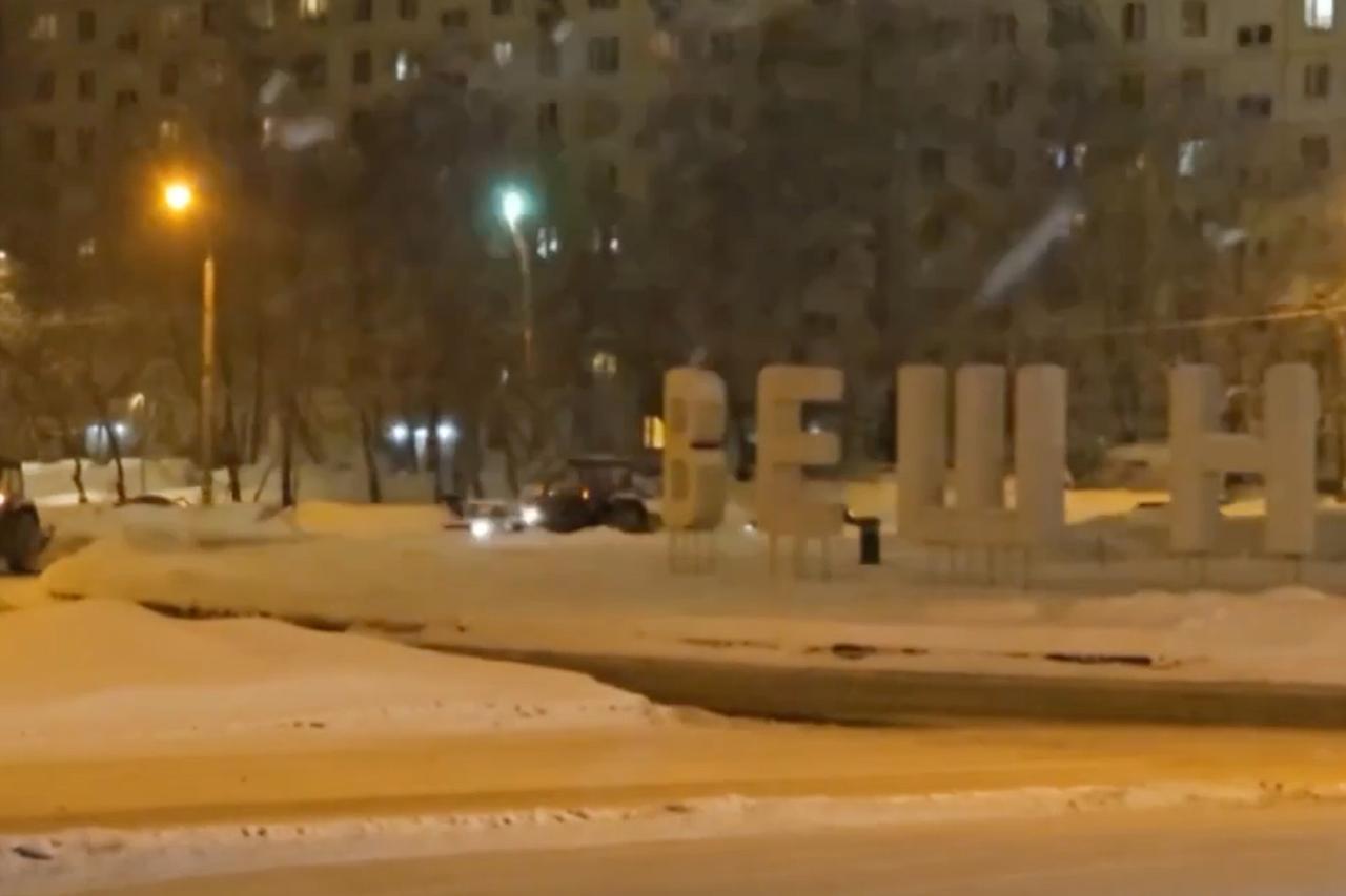 Москвичи устроили заезд с фейерверками и дрифтом и попали на видео