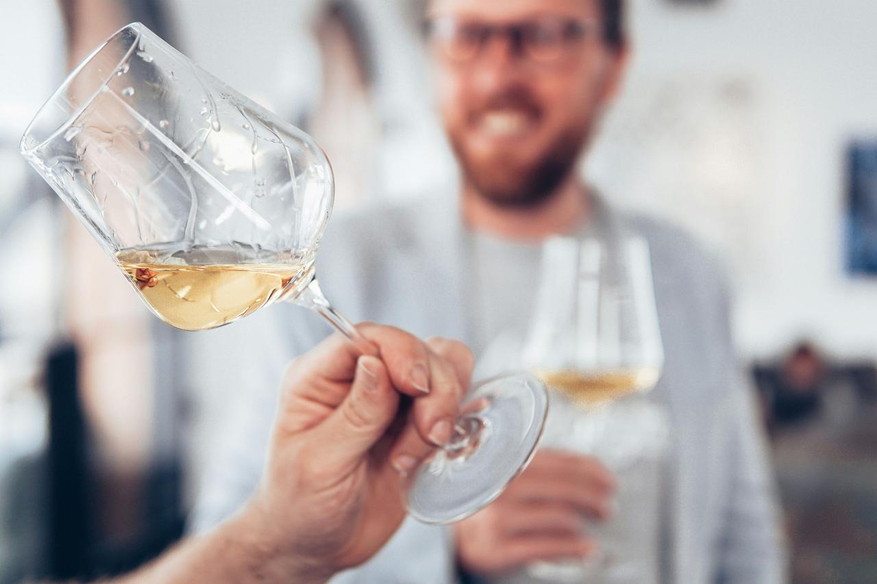 Гастроэнтеролог развеяла мифы о безалкогольном вине