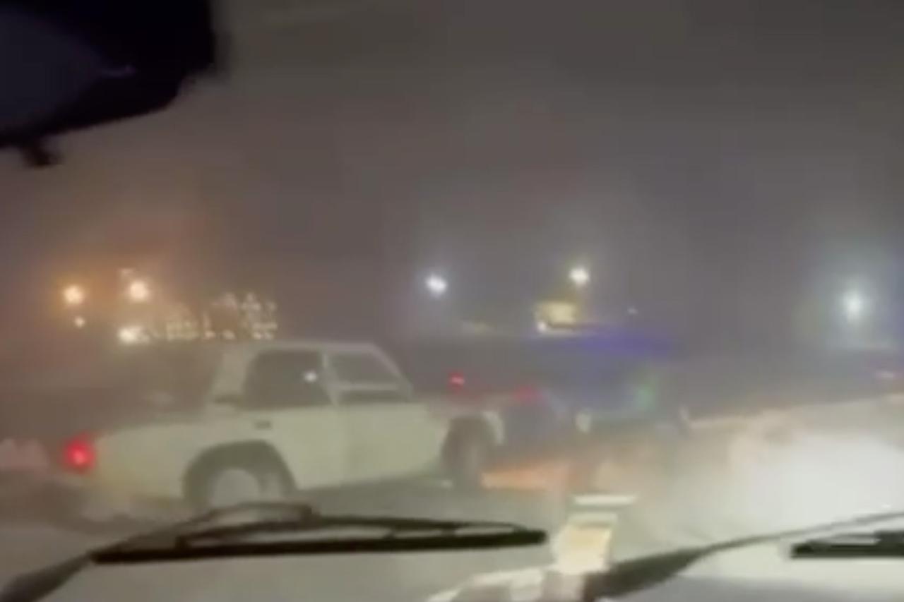 Дрифтеры устроили заезд по льду Москвы-реки и попали на видео