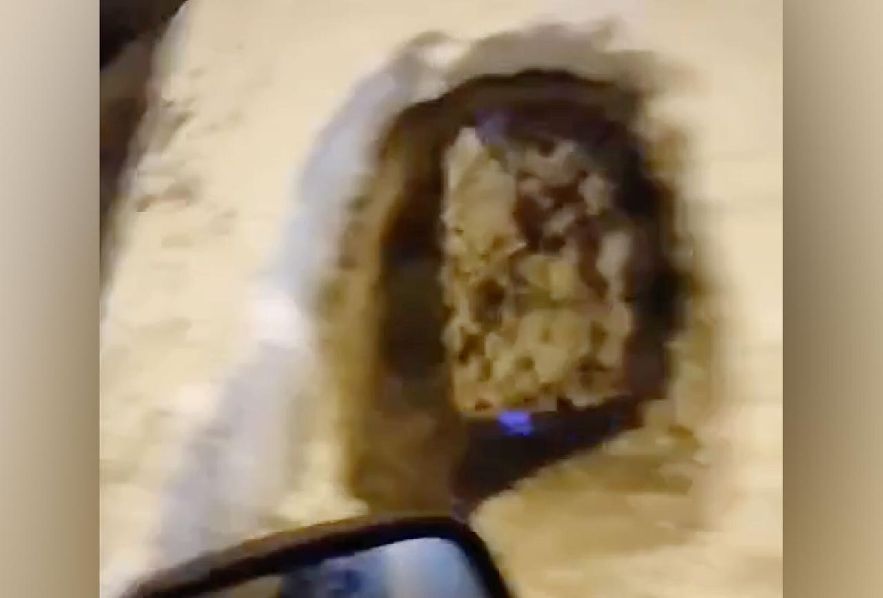 Снежный туннель к пешеходному переходу прорыли в Подмосковье