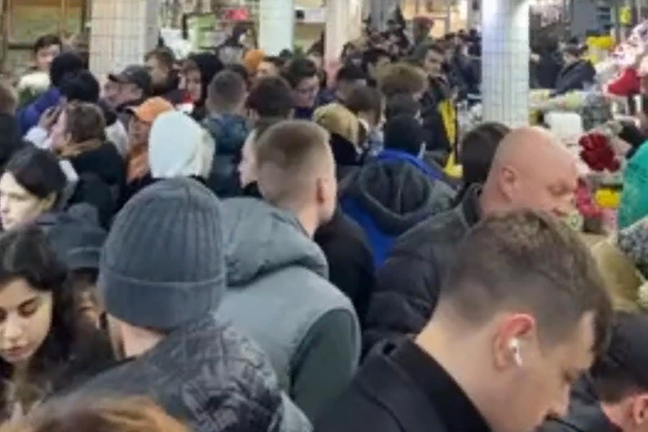 Огромная очередь на центральном цветочном рынке в Москве попала на видео