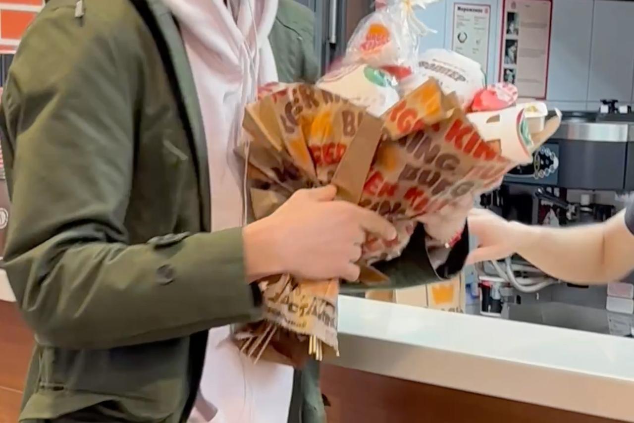 Россиянин заказал два «букета» из фастфуда и попал на видео