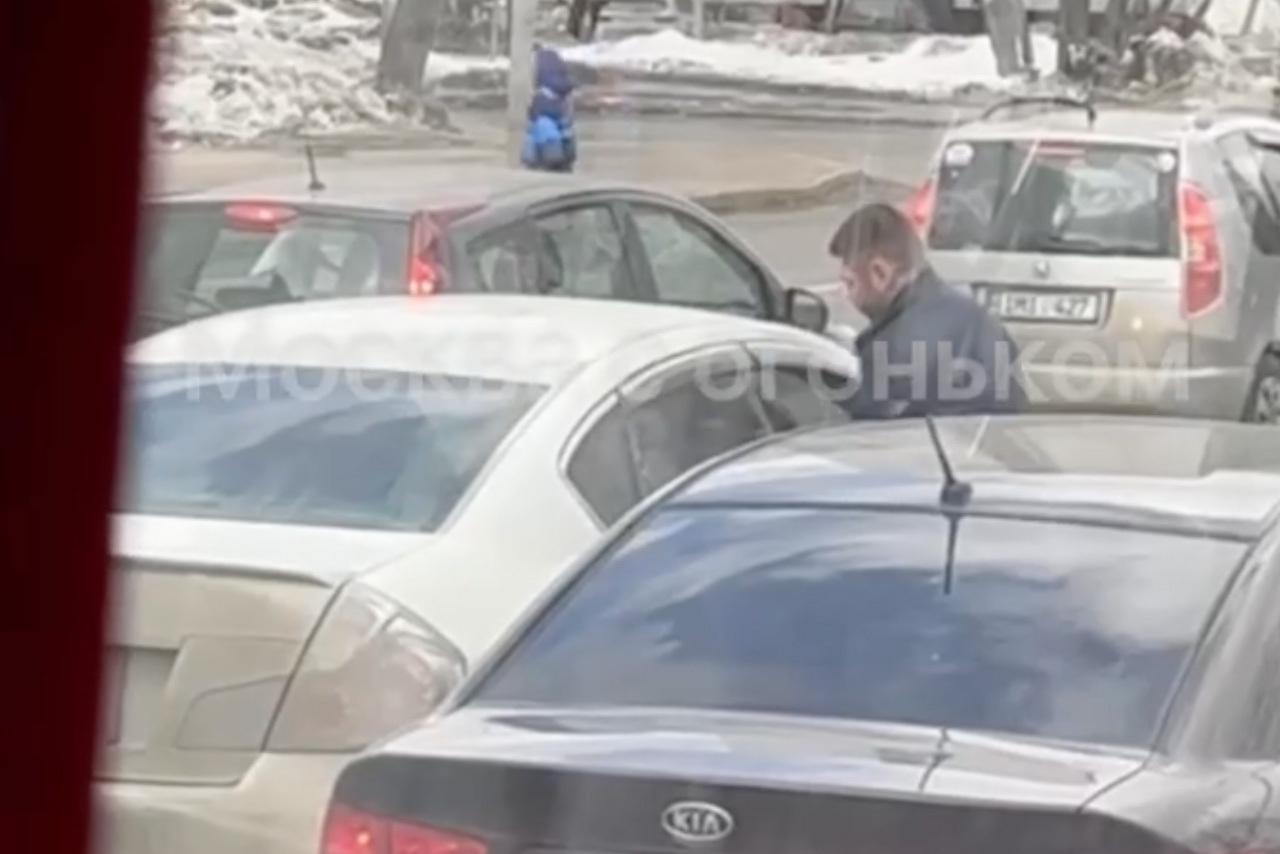 Драка мужчин на дороге в Москве попала на видео