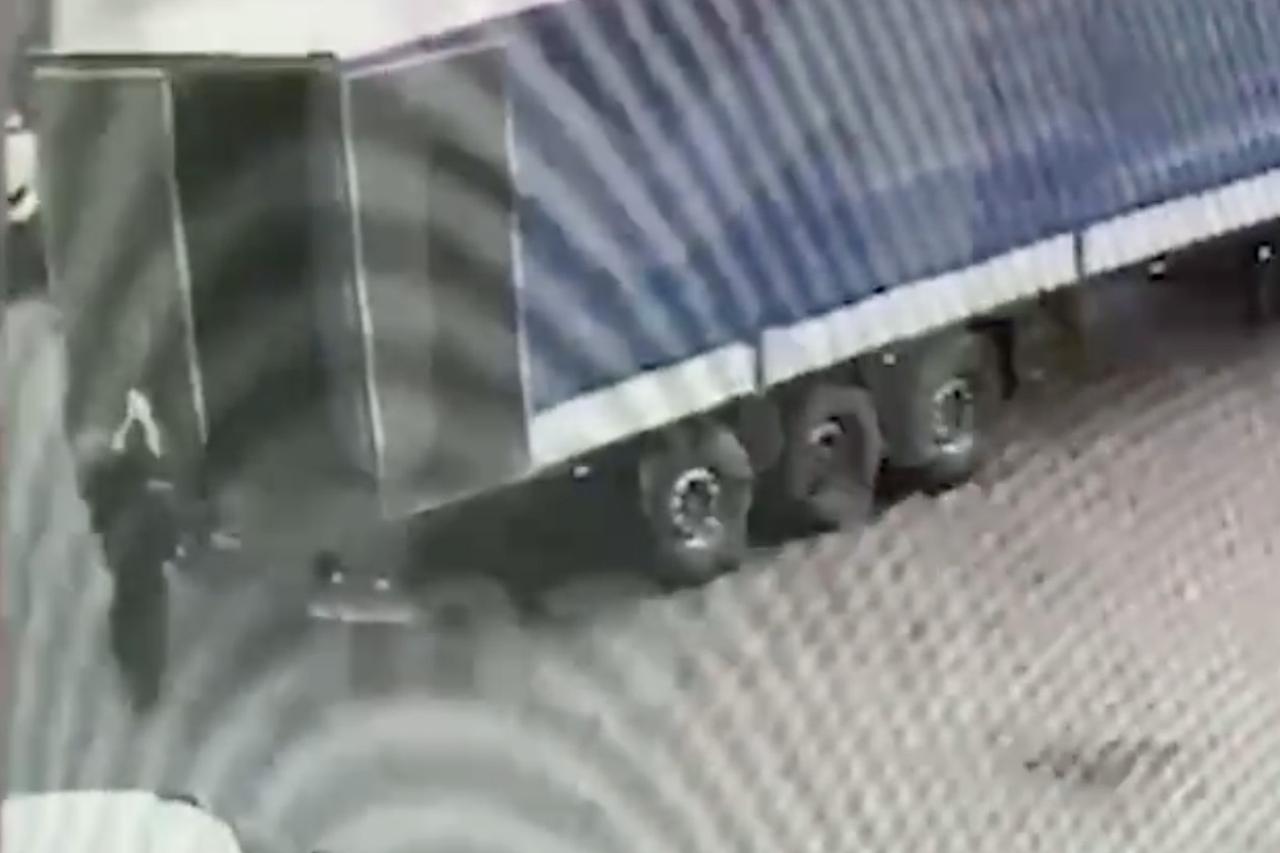 В Подмосковье попал на видео удар водителя об авто во время урагана