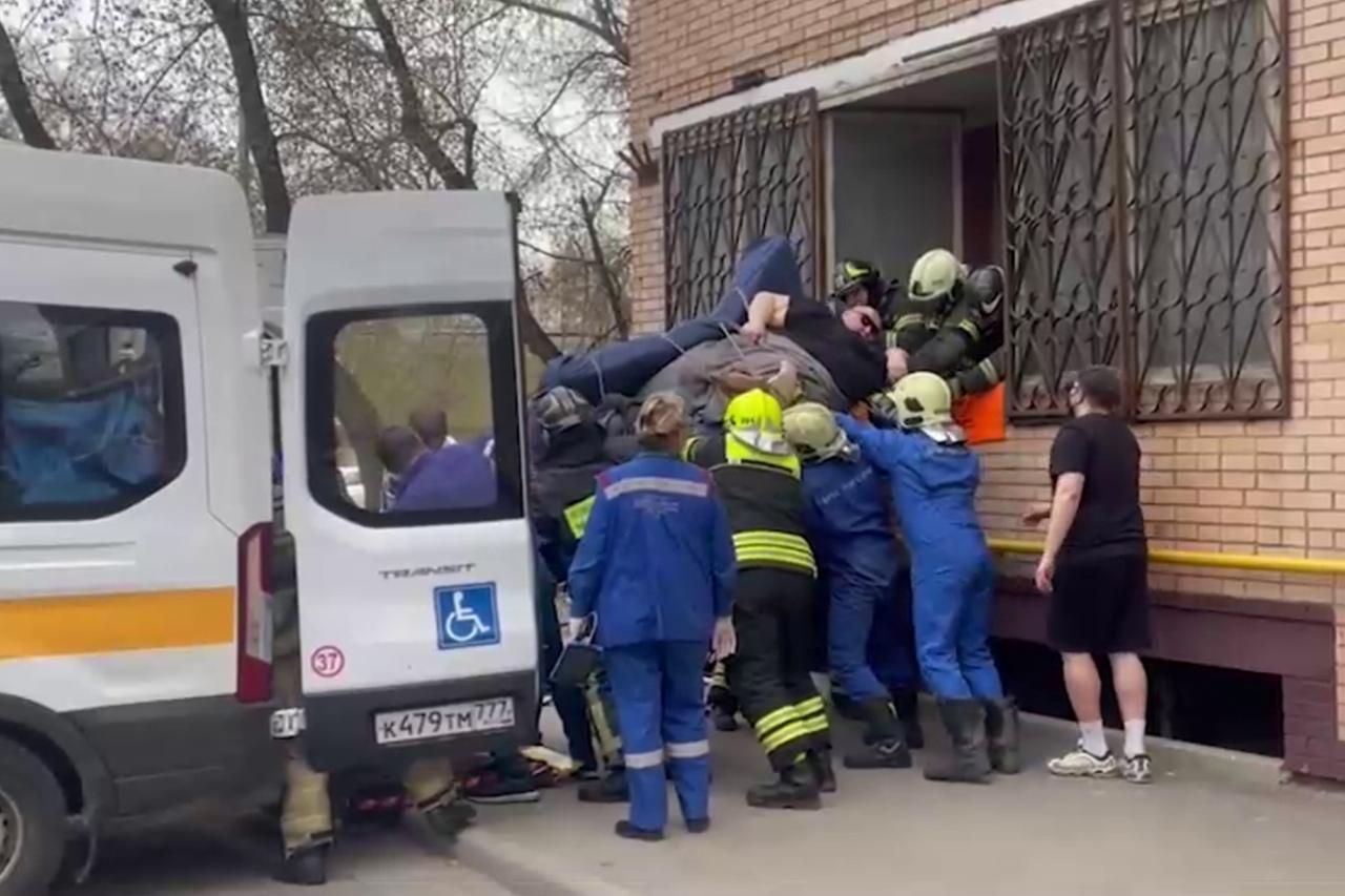 Спасатели вытащили через окно 300-килограммового москвича
