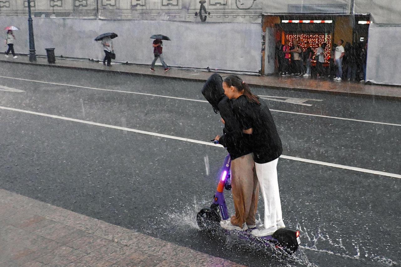 Россиянам напомнили о штрафах за поездки вдвоем на самокатах