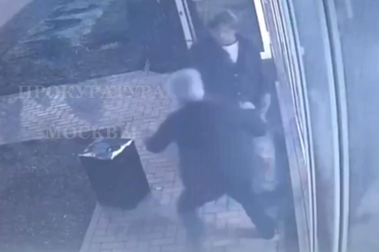 Нокаут в ходе конфликта знакомых у московского кафе попал на видео