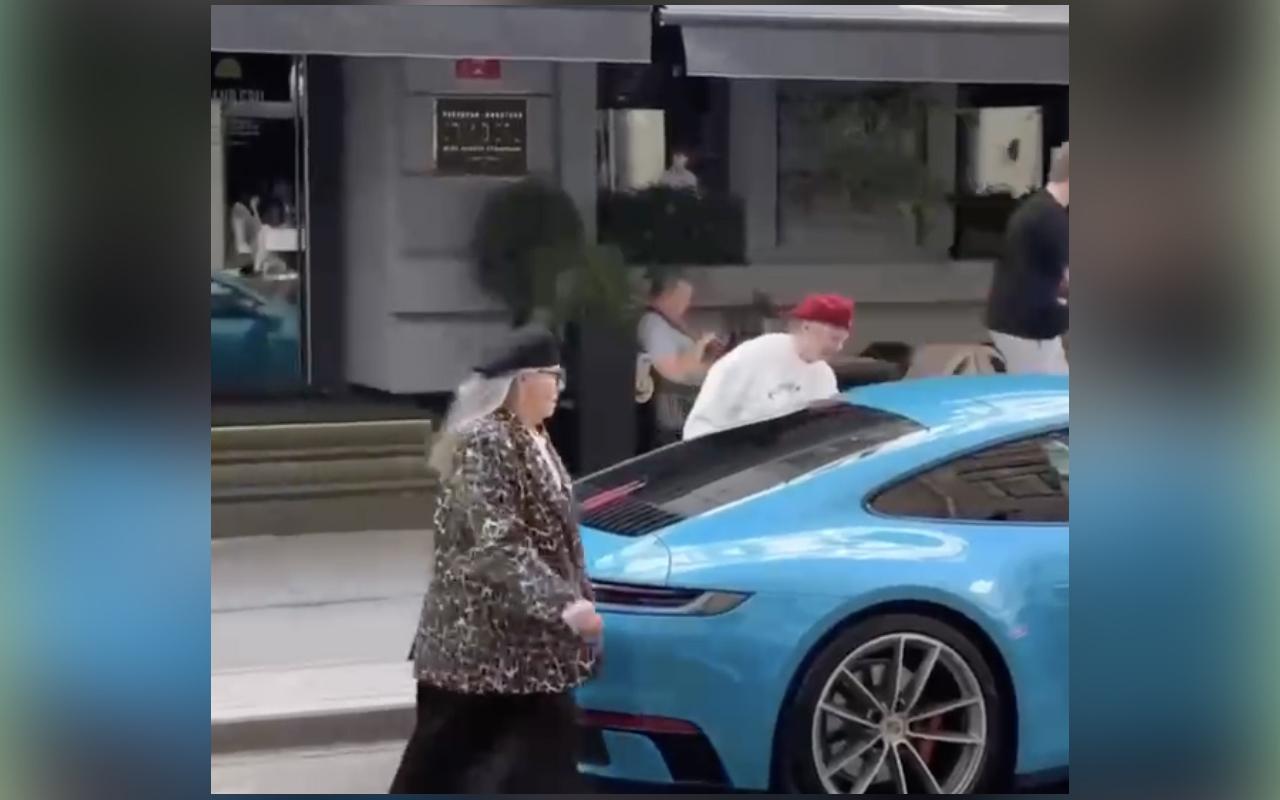 В Москве заметили двух пенсионерок на спорткаре Porsche