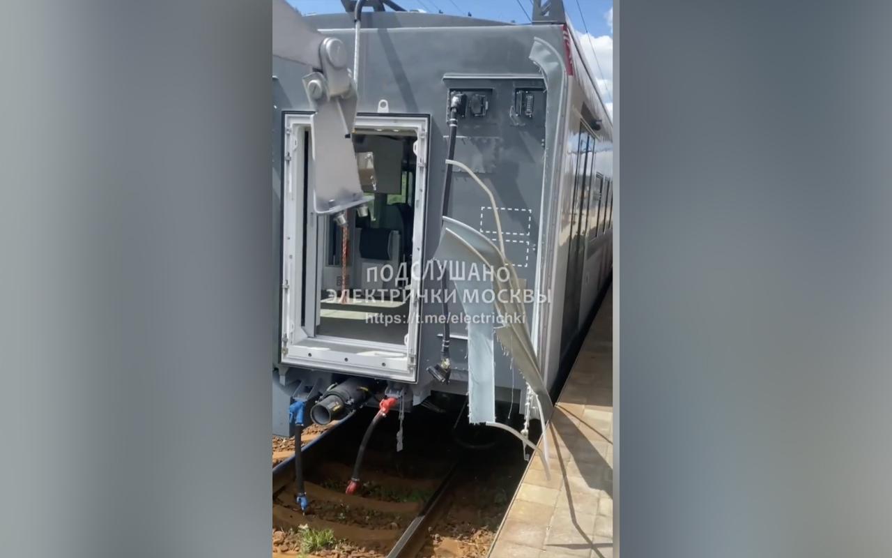 В Подмосковье у поезда оторвался вагон