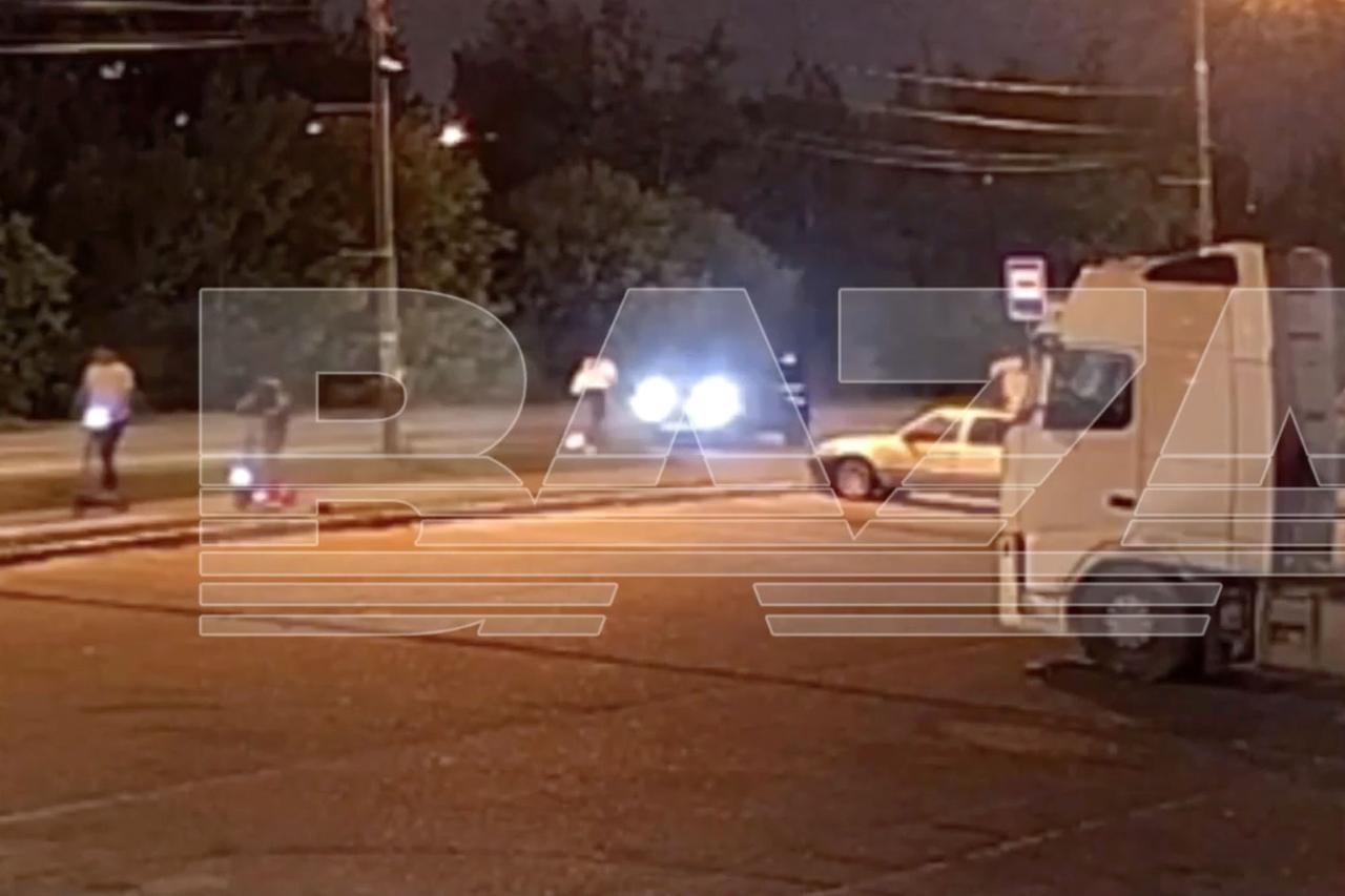 В Подмосковье внедорожник вылетел на встречку и сбил девушку на самокате