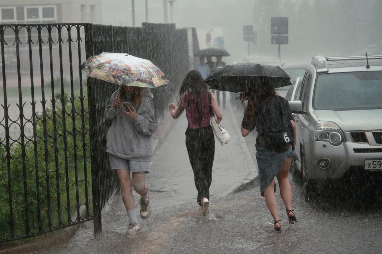 Москвичам пообещали ливневые дожди с грозами