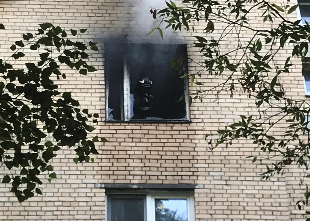 Москвич из-за пожара выпрыгнул с четвертого этажа