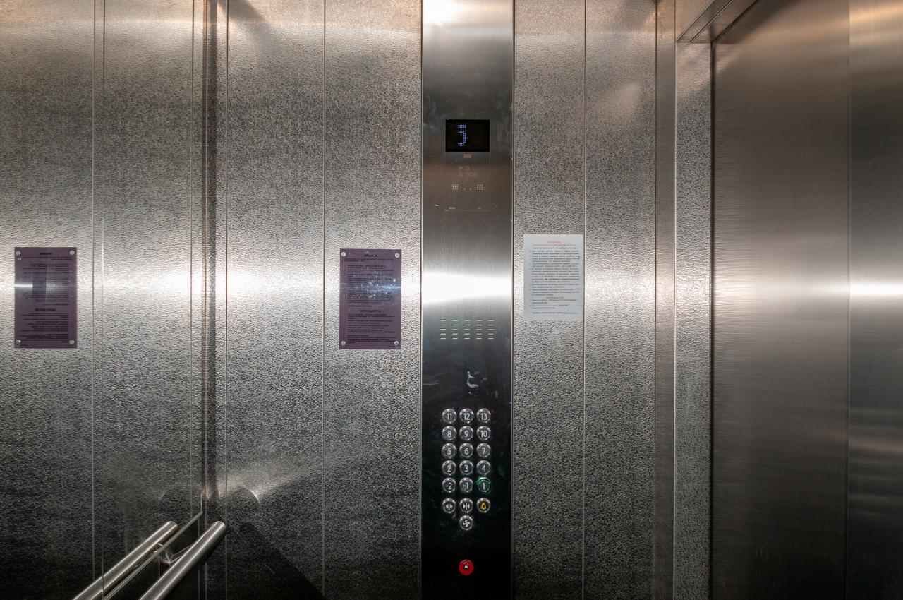 В Москве роженица застряла в лифте и начала рожать