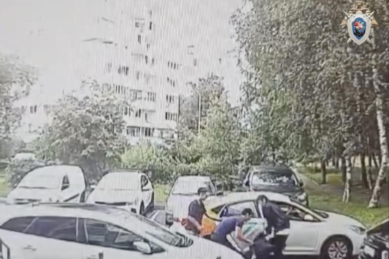 Трое мужчин похитили москвича и попали на видео