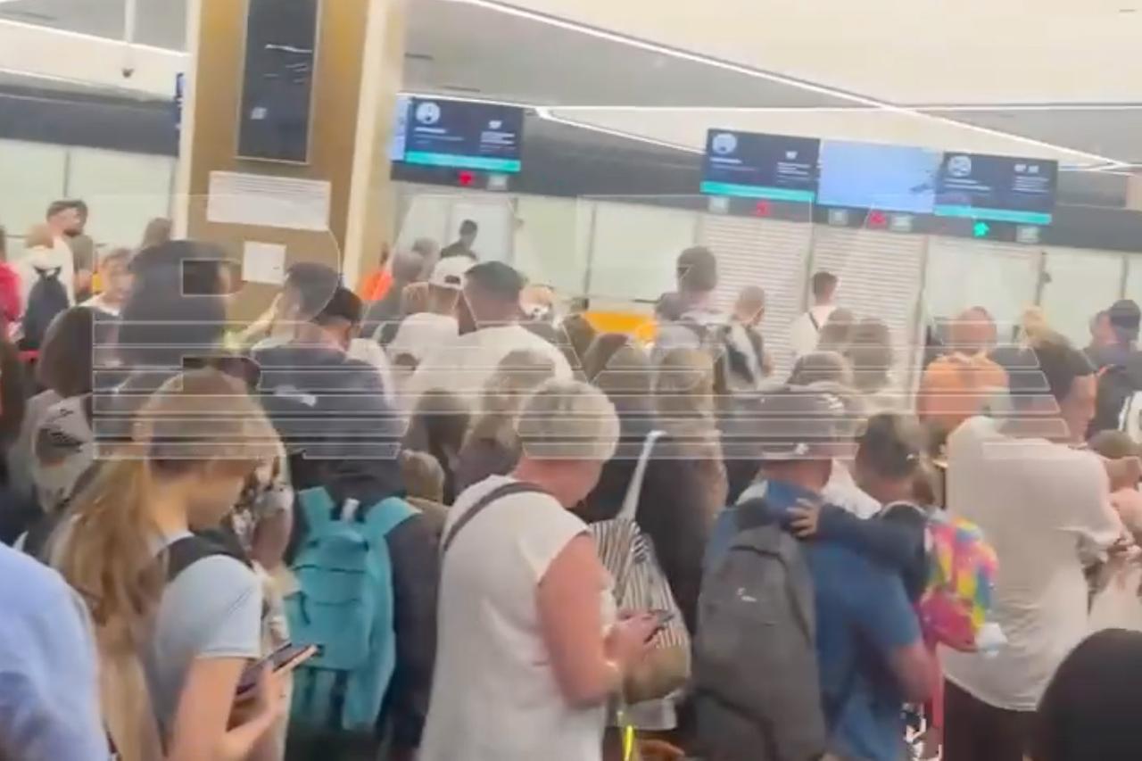Огромные очереди в аэропорту Шереметьево попали на видео