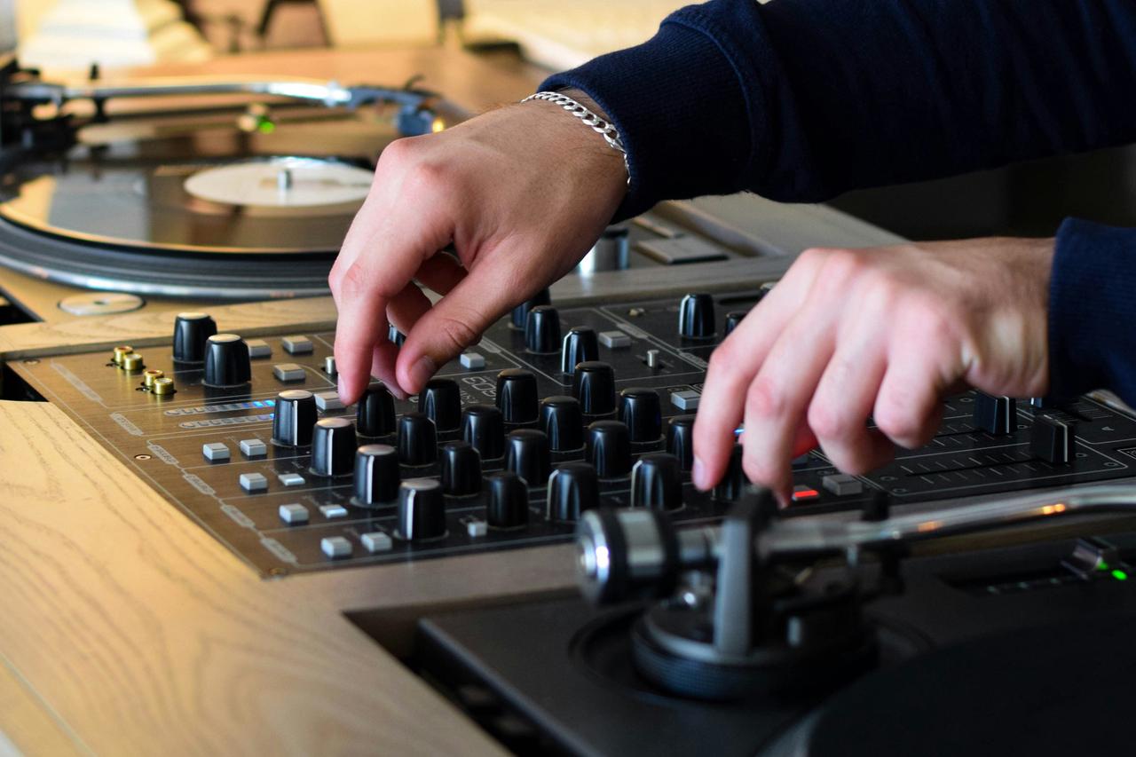 Жители московской многоэтажки пожаловались на DJ-концерты соседки