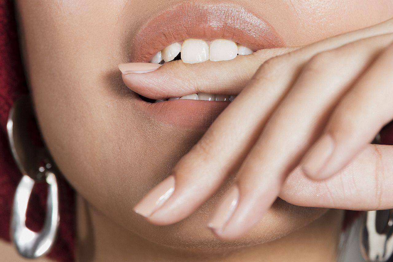 Косметолог перечислила причины сухости губ осенью