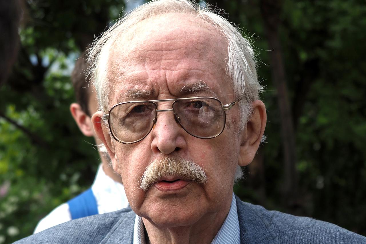 Василия Ливанова ввели в медикаментозную кому