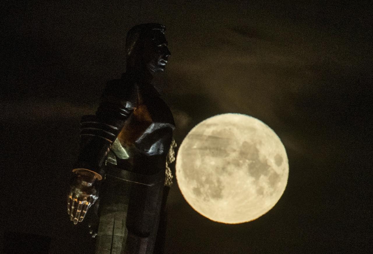 Москвичи смогут увидеть суперлуние года