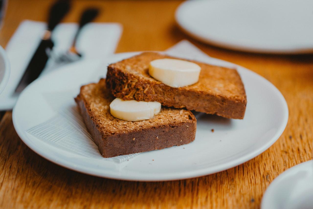 Диетолог посоветовала отказаться от бутербродов с маслом и сыром